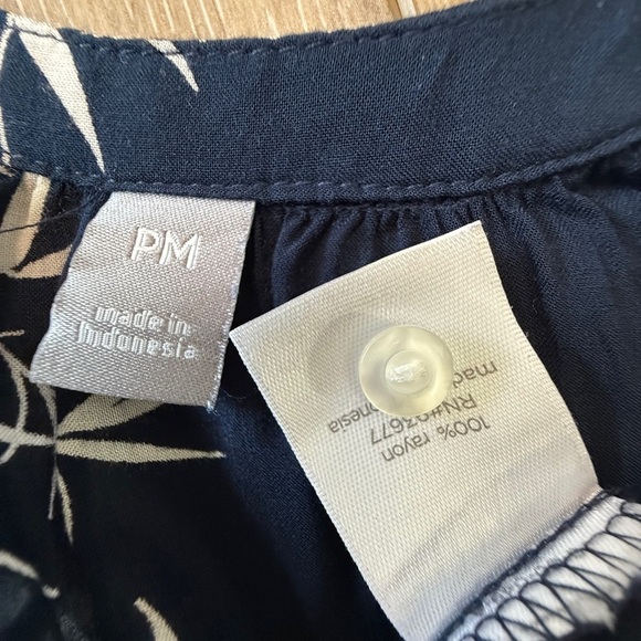 #8)  Navy blue and white 3/4 sleeve blouse Size MP - Picture 5 of 5